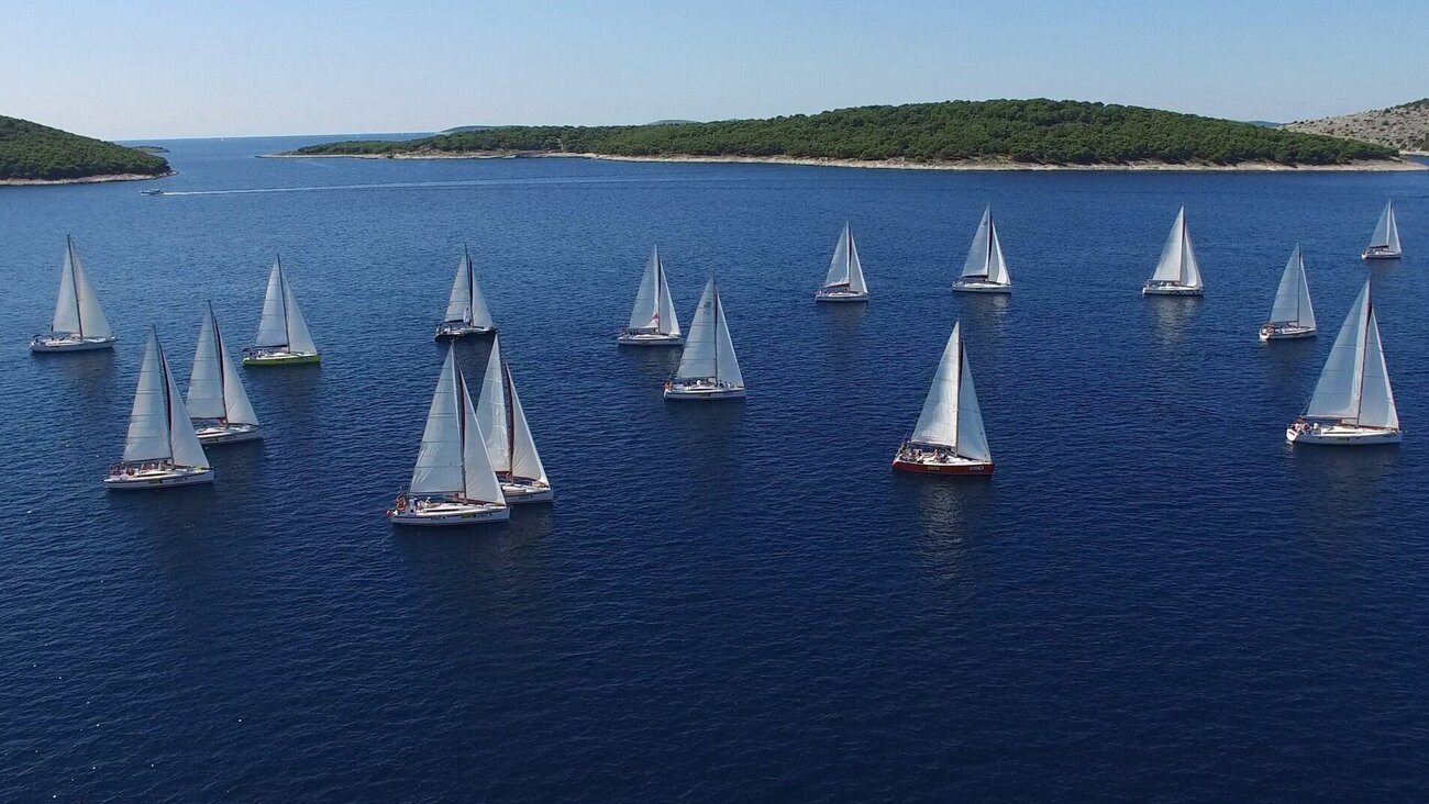 mehrere Segelboote am Meer