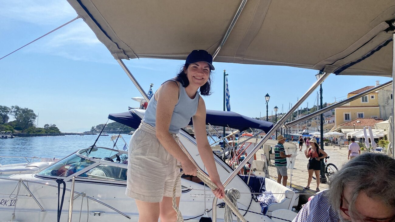 Eine Frau in voller Aktion beim Anlegen des Schiffes