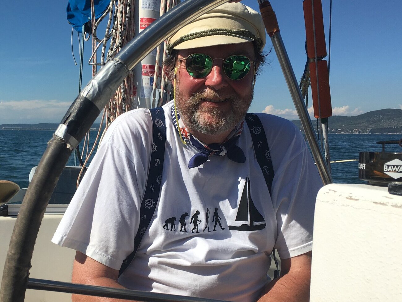 Ein Mann sitzt am Steuerrad